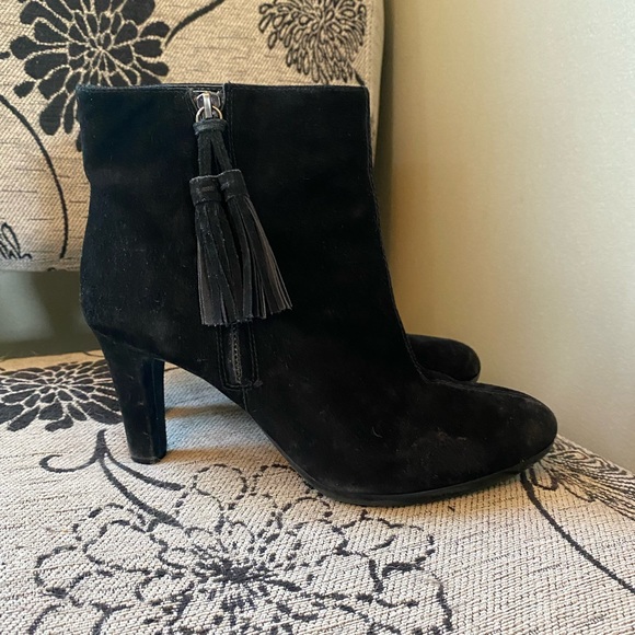 Black suede Bandolino ankle boot with zip and tassel size 8.5 with 3" heel - Picture 3 of 12
